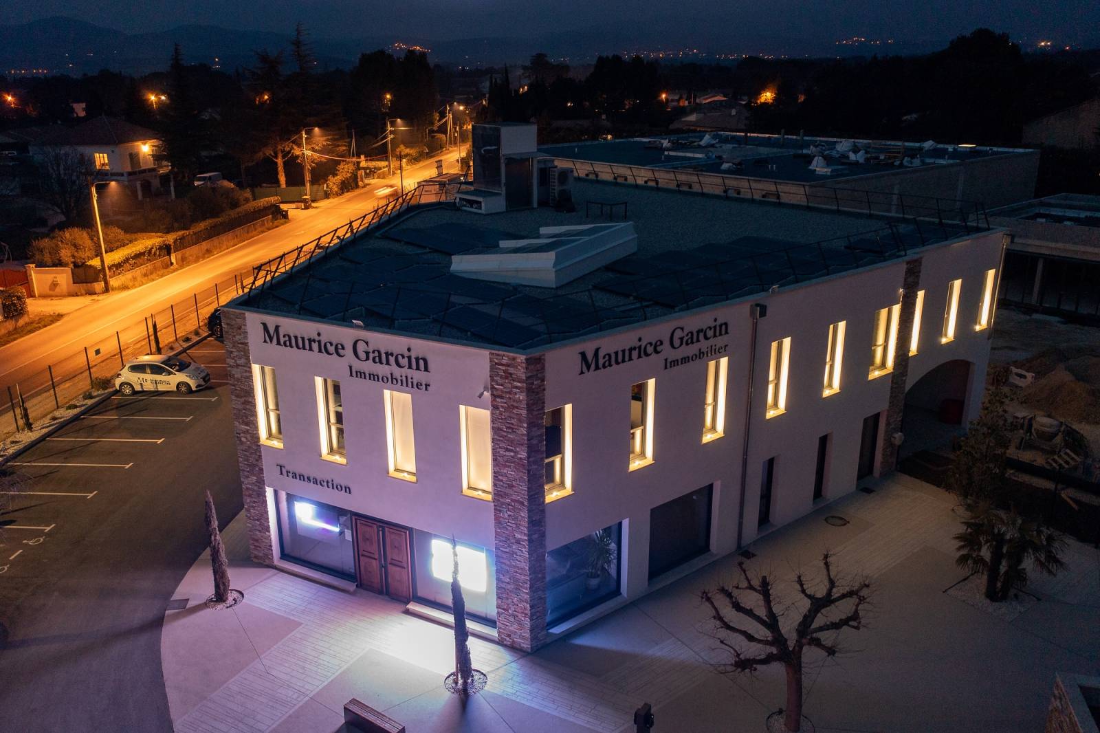 Mise en lumière originale de la façade du siège social des agences immobilières Maurice GARCIN à Carpentras